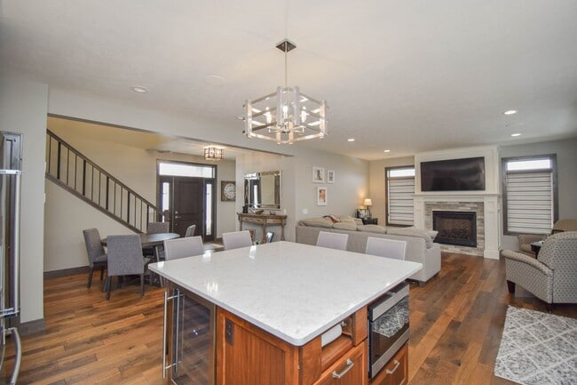 Building Photo - 912 S Torrey Pine Ln