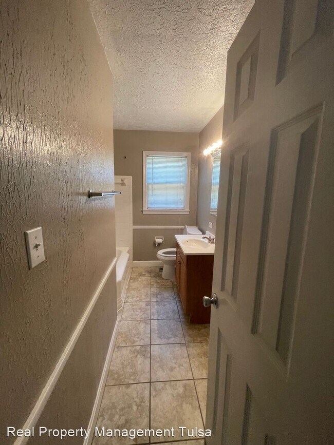 Building Photo - 3 br, 1 bath House - 5004 S Quincy Ave