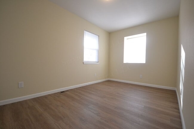 Building Photo - Spacious 3 Bed, 1.5 Bath Fourplex Unit in Buffalo, MO