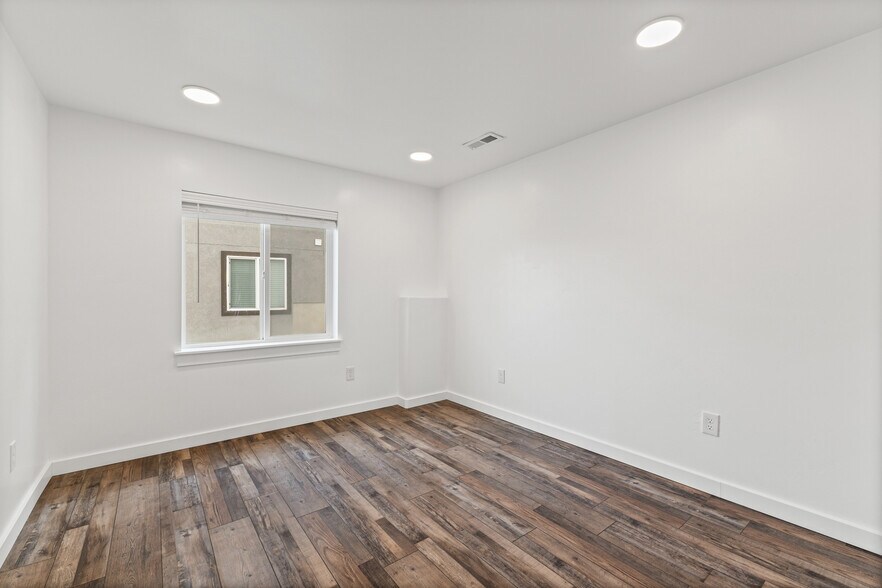 Building Photo - 4883 E Silver Ridge Rd