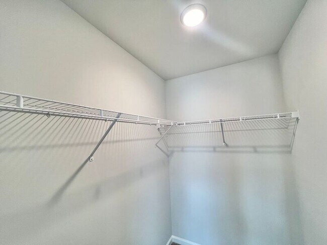 Building Photo - 812 McKenzie Pk Ter