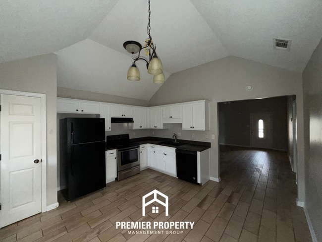 Building Photo - 270 Village Dr