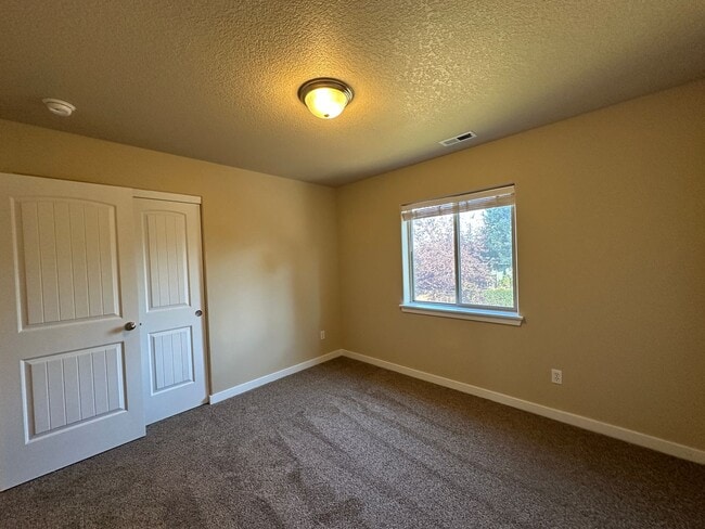Building Photo - MOVE IN SPECIAL!  Remodeled 3 Bedroom / 2.5 Bathroom Home Southwest Redmond