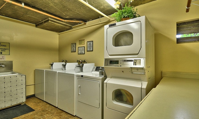 Building Photo - 212 W Garfield Ave