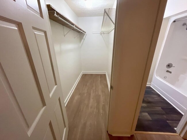 Building Photo - 275 Wineson Dr
