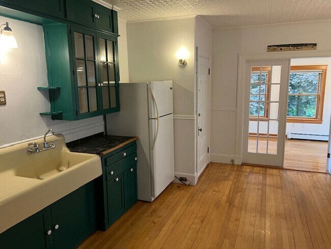 Building Photo - 66 Main St