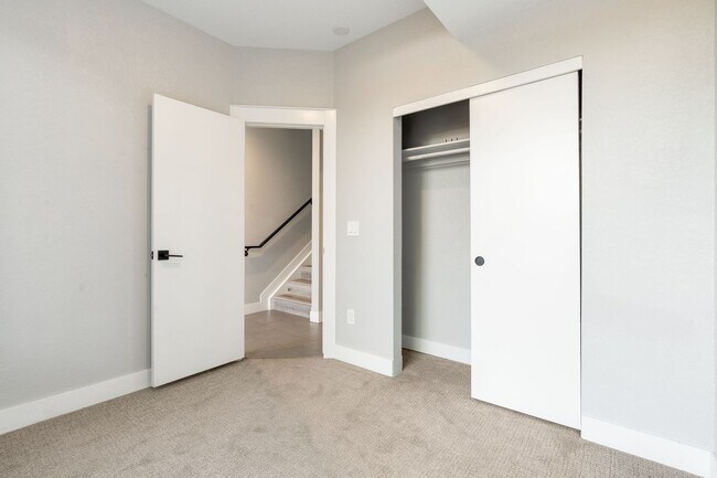 Building Photo - Gorgeous 3 bedroom, 4 bathroom townhome mi...