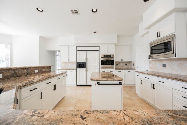 Building Photo - Luxury Home located in Henderson