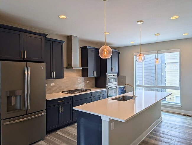 Building Photo - Beautiful 2 Bed + Office + 2.5 Bath home i...