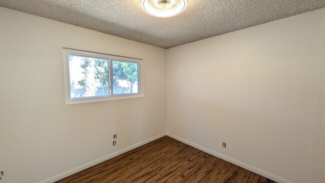 Building Photo - Refreshed Single Level Home