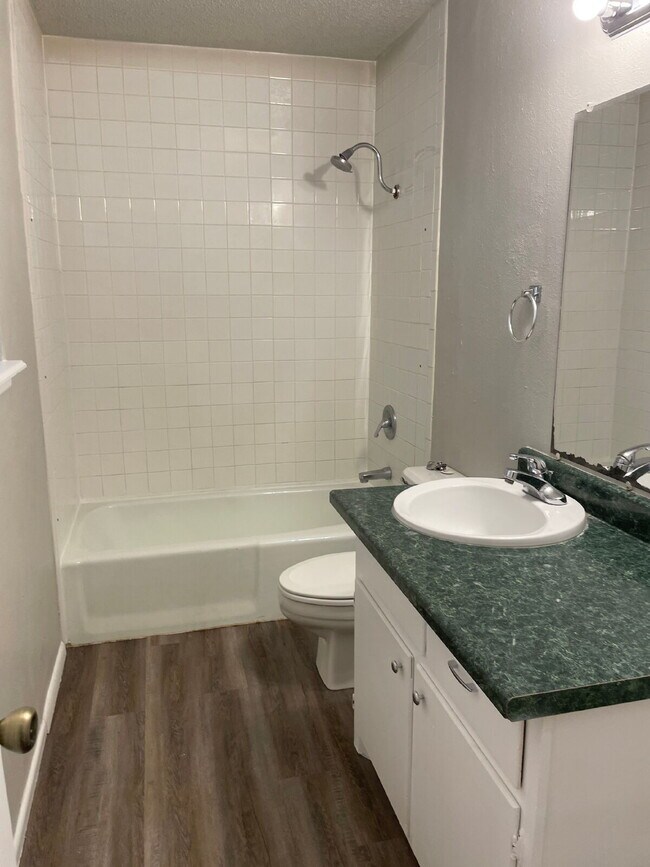Building Photo - "Charming 3-Bed Oasis in Lubbock - Spaciou...