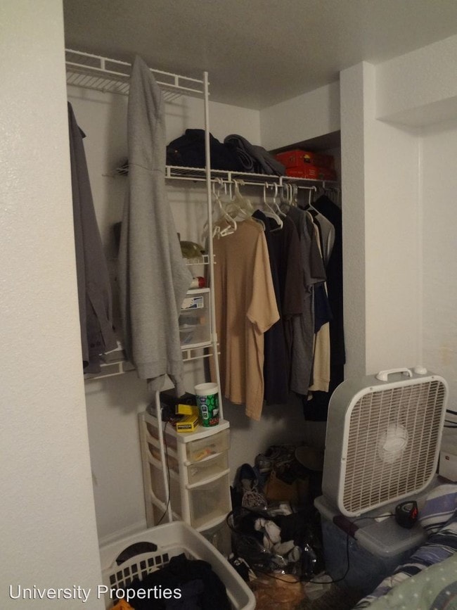 Building Photo - 5 br, 2 bath Room For Rent - 2901 Avondale