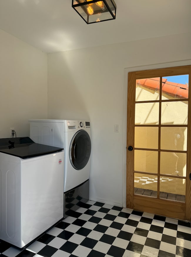 Building Photo - Private and comfortable 1 bed, 1 bath bung...