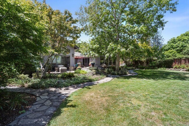 Building Photo - 24421 Summerhill Ave