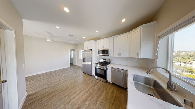 Building Photo - 8 BED/ 4 BATH with a POOL and Views!