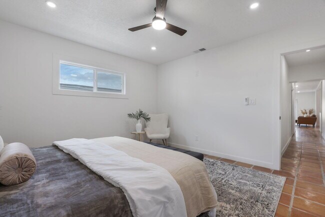 Building Photo - 219 Solano Dr SE