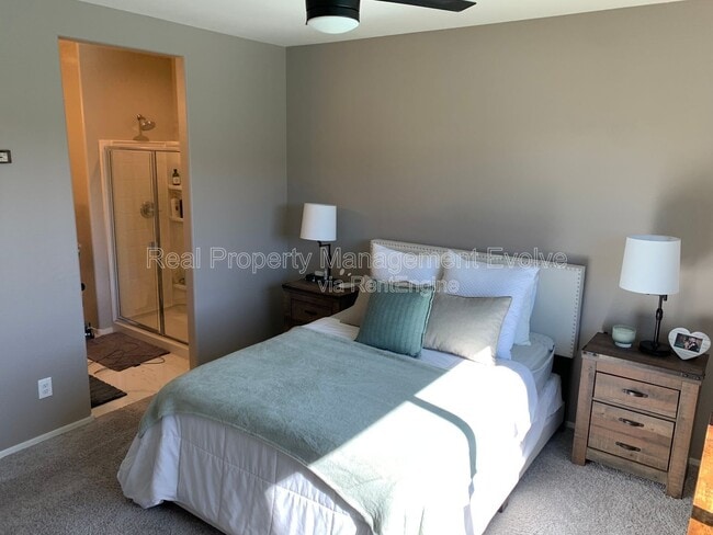 Building Photo - 8721 W MacKenzie Dr