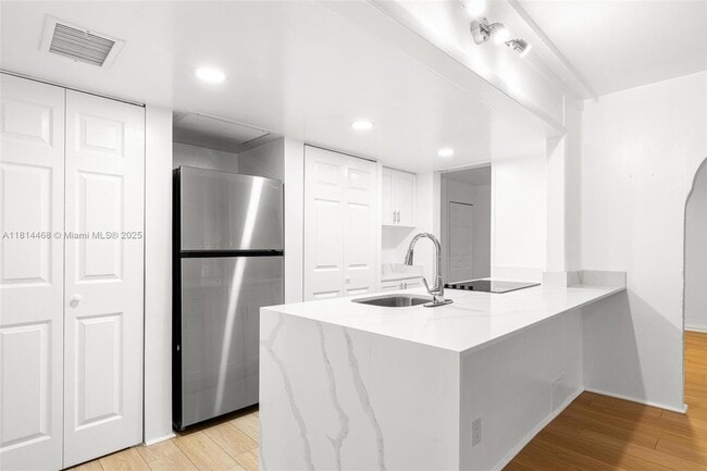 Building Photo - 15007 Coconut Ct