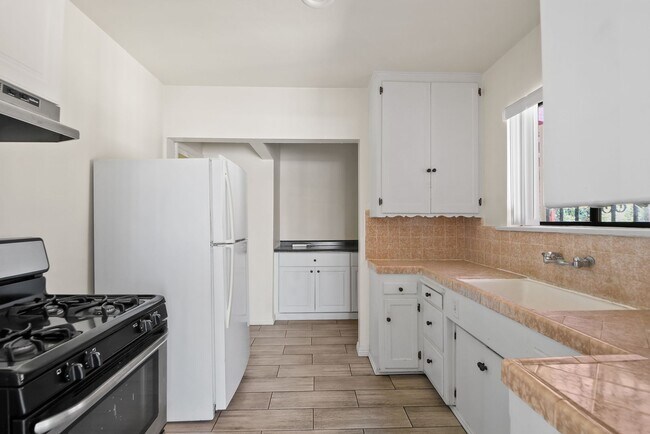 Building Photo - Newly Re-Modeled 3B | 1B home located in Prime Gardena!