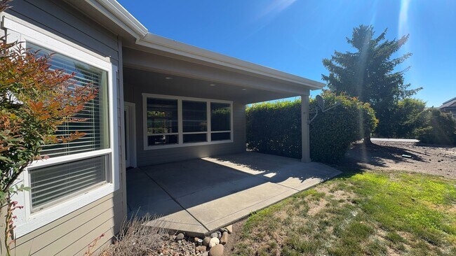 Building Photo - 2 Bed 2 Bath Home