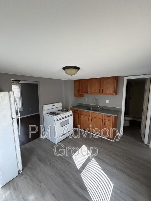 Building Photo - 323 1/2 SW Lindenwood Ave