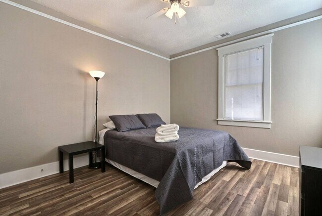 Building Photo - Large 2BR/1BA Downtown House Steps From Daffin Park