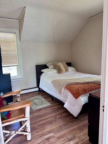 Main bedroom - 3901 1/2 Greysolon Rd