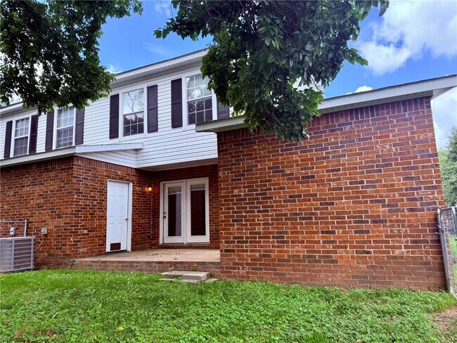 Building Photo - 1404 Camellia Dr
