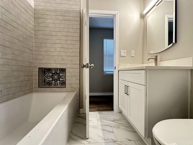 Building Photo - 572-574 Wedgewood Dr.