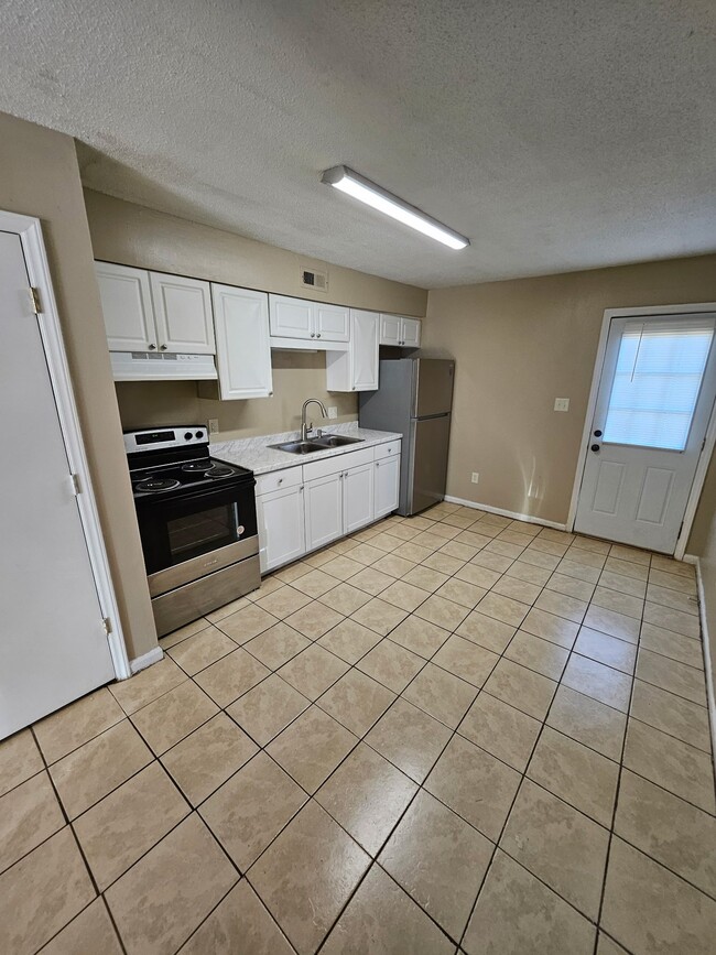 Building Photo - 2821 Club Plaza Rd