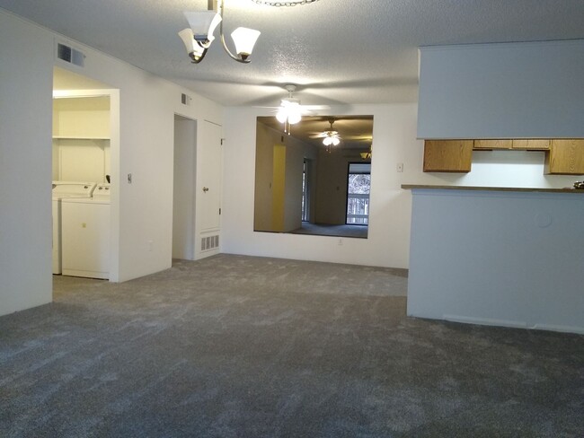 Building Photo - Awesome 2 Bedroom w/ Study 2 Bath Robinwoo...