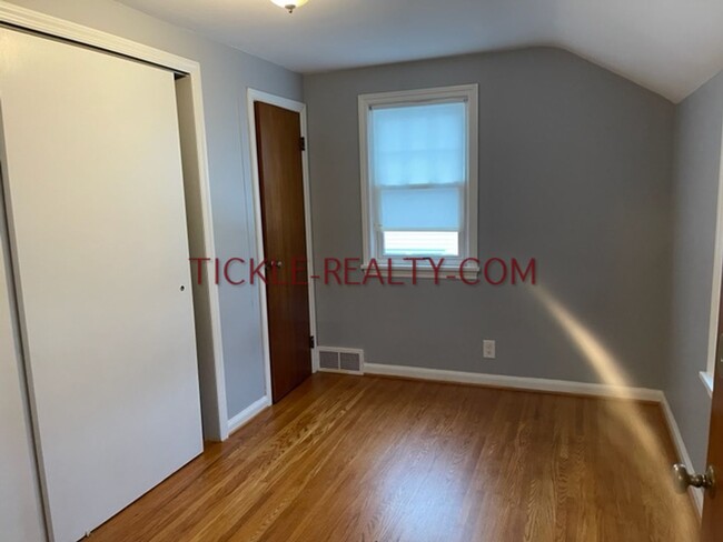 Building Photo - 3 Bedroom, 1 Bath, Central Air, Garage, Fu...