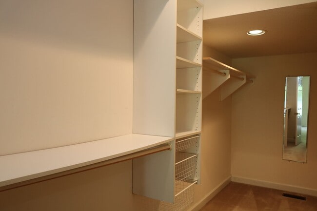 Building Photo - Wonderful Upscale condo loft apartment available for the best in convenient living.