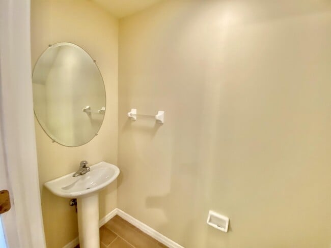 Building Photo - 909 Hampton Cir