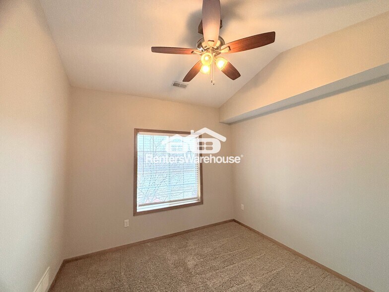 Building Photo - 2000 Meadow Ct