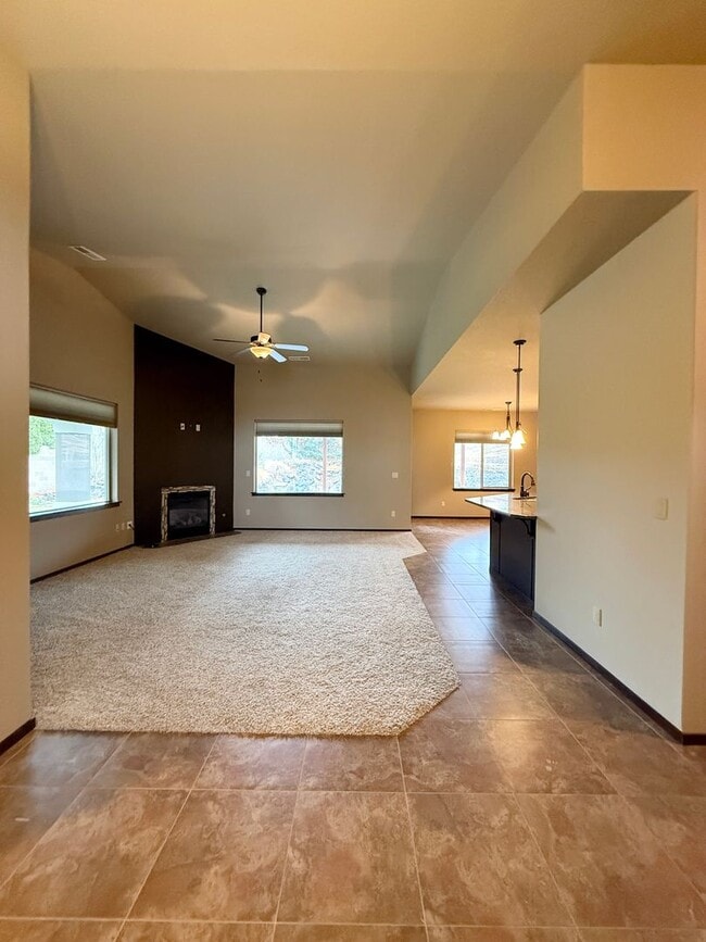 Building Photo - 4 bed 2 Bath off Keene