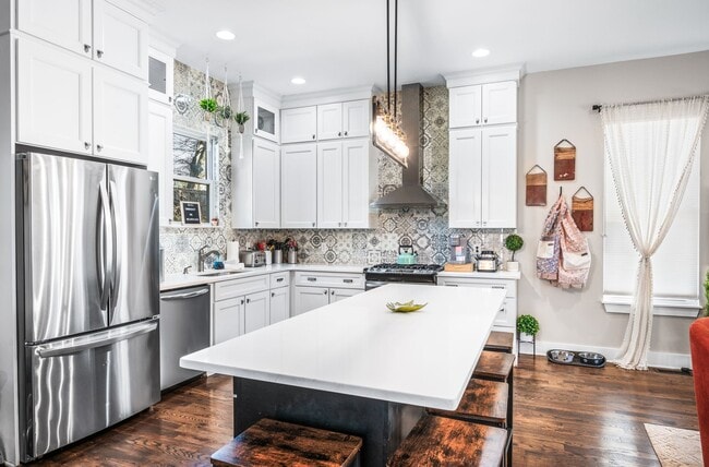 Building Photo - 1007 Dew St