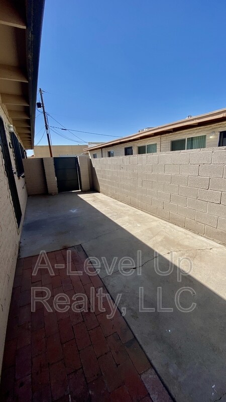 Building Photo - 1838 S Rosemont Ave