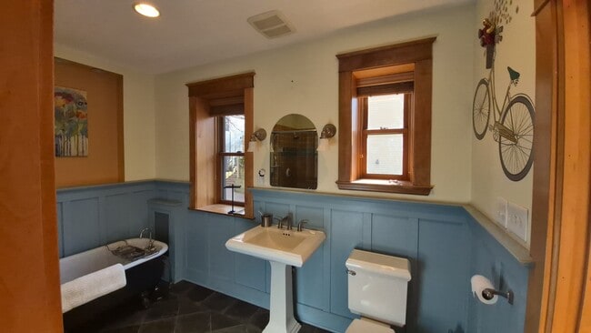 Building Photo - 1311 Yale Pl