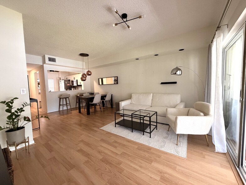 Building Photo - 1018 Woodshire Ln