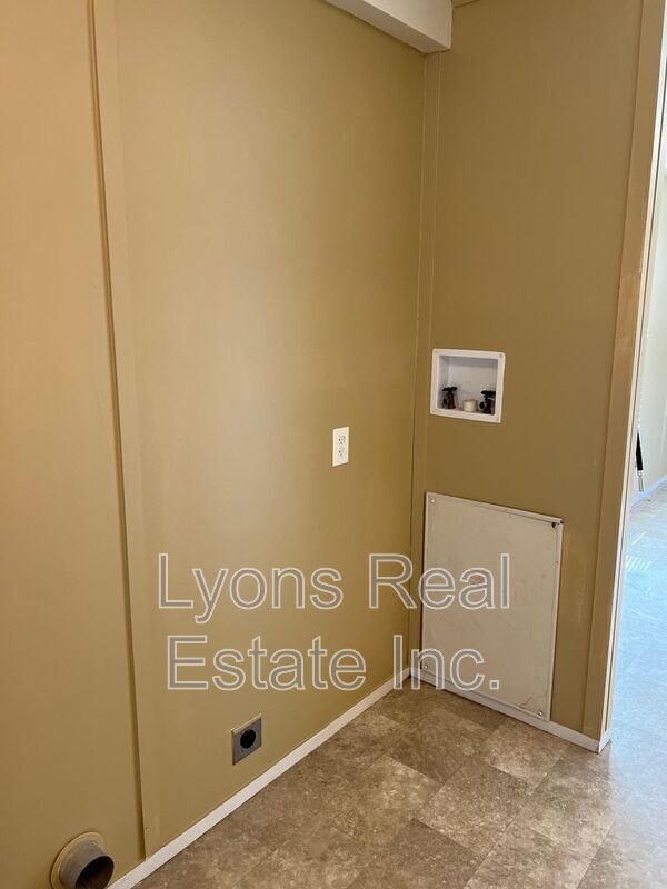 Building Photo - 8086 Heck Dr