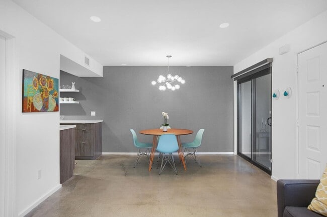 Building Photo - Stylish Ground-Floor Condo in Gated Palm S...