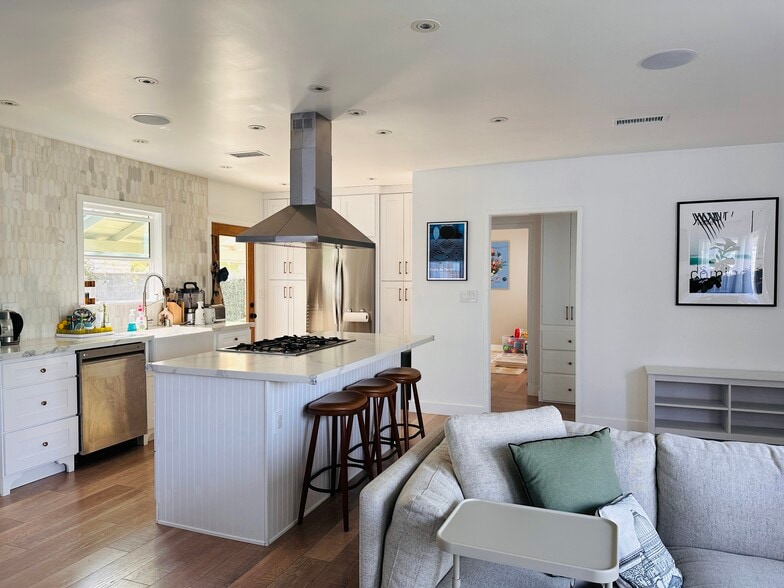 Building Photo - 2460 Glenrose Ave