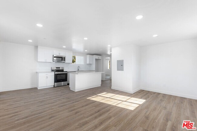 Building Photo - 498 E 52nd St