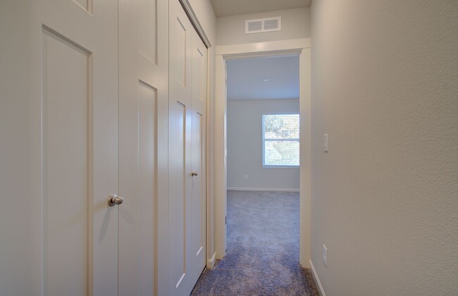 Building Photo - Immaculate Ridgefield Townhome