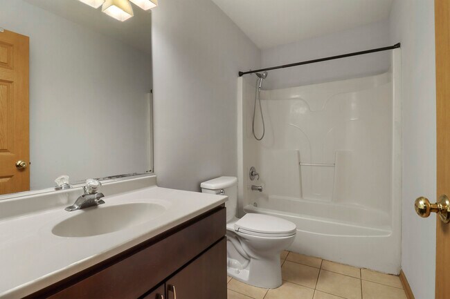 Building Photo - 1462 Glen Ellyn Rd