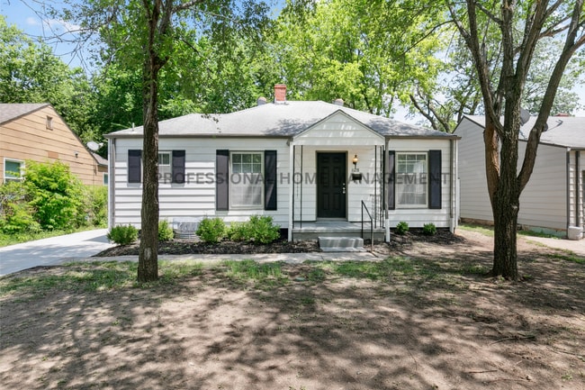 Building Photo - Updated 3 bed / 2 bath house With Exceptio...