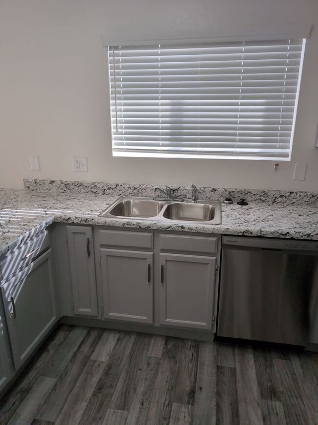 Building Photo - AVAILABLE NOW - NO HOA COMMUNITY!!!