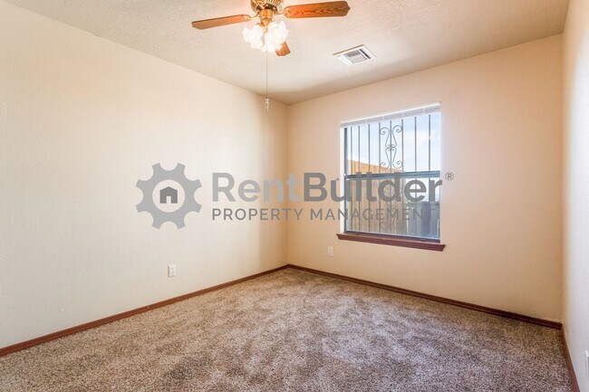 Building Photo - 2805 Palo Verde Dr NE