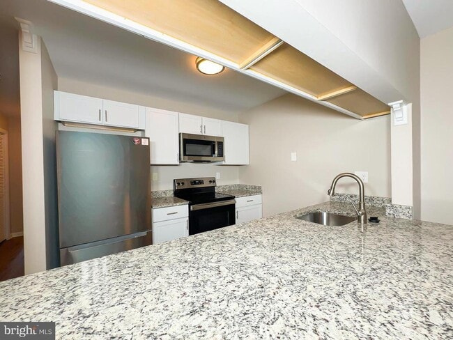 Building Photo - 13405 Shady Knoll Dr